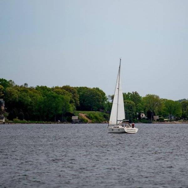 马斯基根湖上的帆船